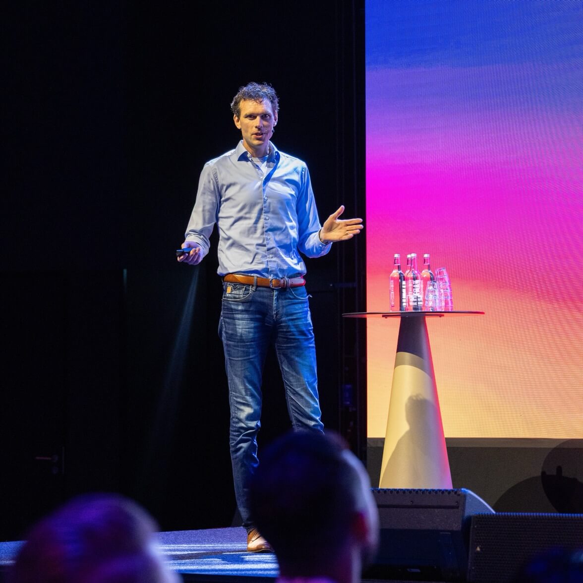 Joost Koiter van FuseLogic spreekt op het podium tijdens de Okta AI Identity Summit